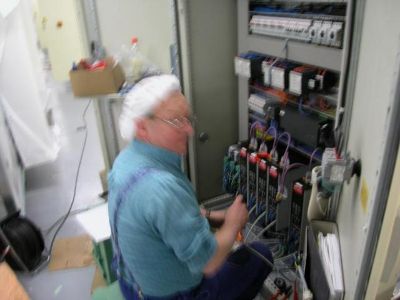 Monteur bei der Inbetriebnahme